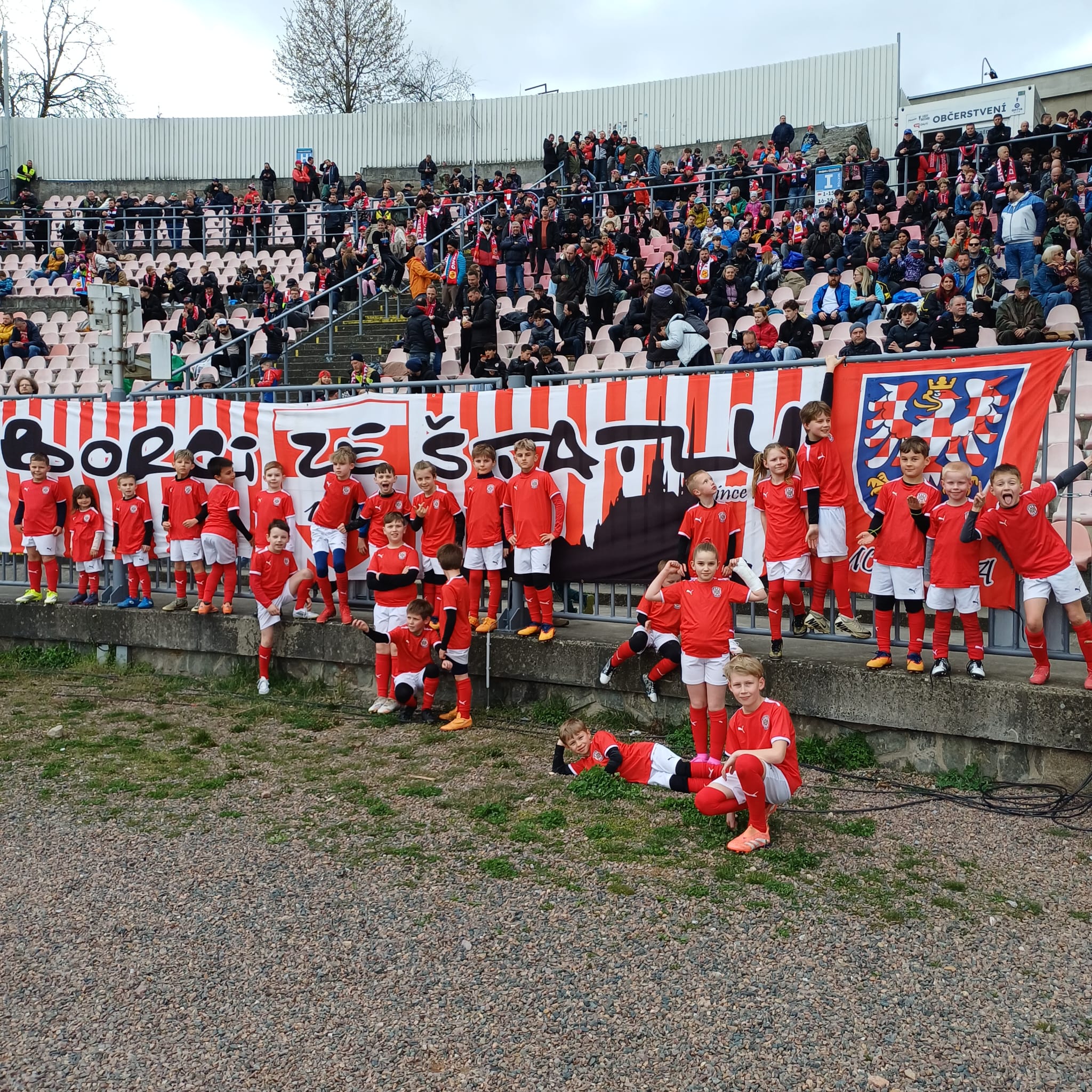 Malí Rosičáci na velké scéně: nezapomenutelný zážitek na Zbrojovce